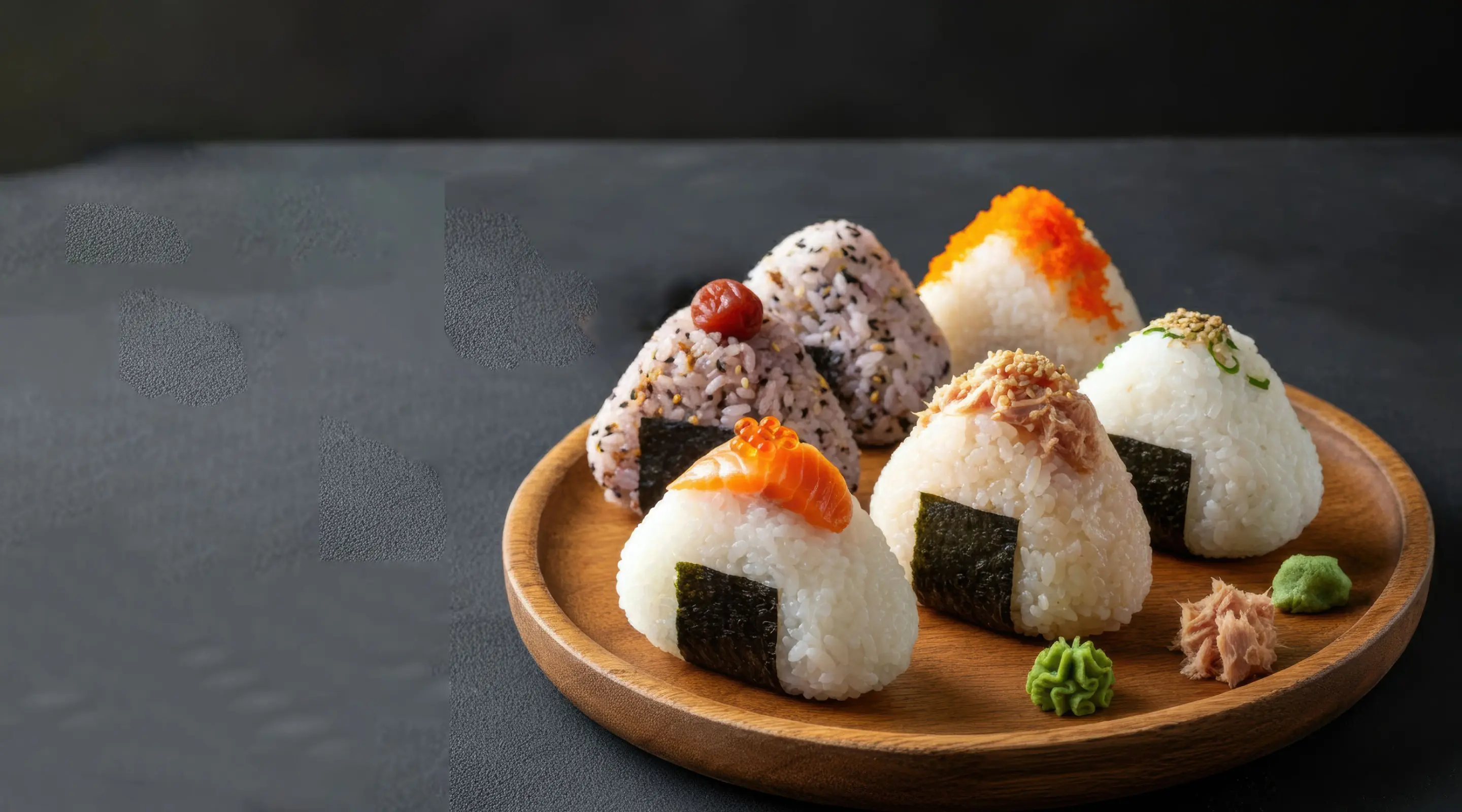 画像：鮭、ツナマヨ、梅などの６種類のおにぎりがお皿にのっている